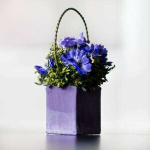 Kék árnyalatú virágok mini kosárban kép
