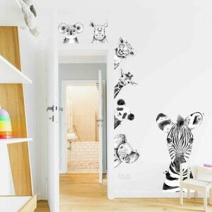 Falmatrica az ajtó körül - Fekete-fehér állatkák kép