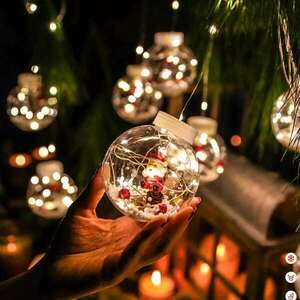 Karácsonyi fényfüzér hógömbökbe zárt fényekkel és télapó figurákk... kép