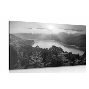 Kép tó erdő között fekete fehérban kép