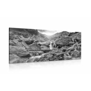 Kép vízesés hegyekben fekete fehérben kép
