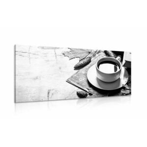 Kép egy csésze kávé őszi hangulatban fekete fehérben kép