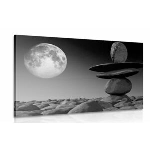 Kép kőpiramis hold fényben fekete fehérben kép