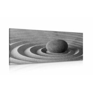 Kép meditáló kő fekete fehérben kép