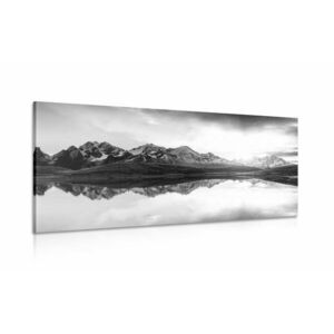 Kép varázslatos naplmenete hegyi tó felett fekete fehérben kép