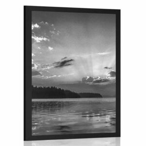 Poszter egy hegyi tó tükre fekete-fehérben kép