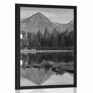 Poszter gyönyörű panoráma a hegyekre a tó mellett fekete-fehérben kép