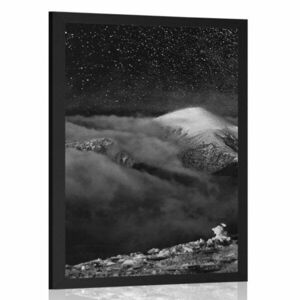 Poszter hegyek az éjszakai égbolt alatt, fekete-fehérben kép