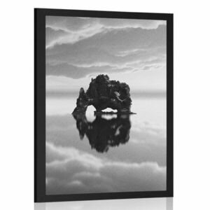 Poszter szikla a felhők alatt fekete-fehérben kép