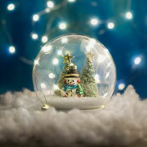Karácsonyi LED-es hógömb - hóemberrel fenyőfával kép