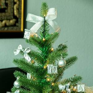 LED karácsonyfa ezüst díszítéssel kép