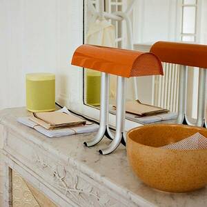 HAY Anagram asztali lámpa, fényezett narancs színben kép