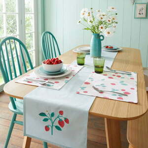 Pamut asztali futó 32x220 cm Strawberry Garden – Catherine Lansfield kép