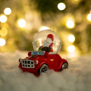 Karácsonyi hógömb - Mikulás autóval - 8, 5 x 5, 6 x 7 cm kép