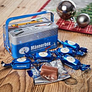 Férfi doboz csokoládéval kép