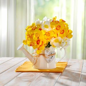 Arrangeement teáskanna nárciszokkal kép