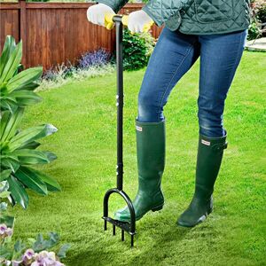 Pázsitszellőztető kesztyűvel kép