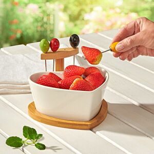 Szívalakú gyümölcsös tál szúrópálcákkal kép