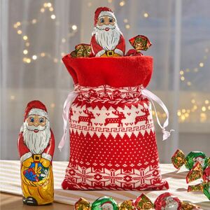 Karácsonyi kötött táska édességekkel kép